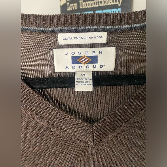 Joseph Abboud 100% extra fine merino wool brown v-neck sweater - Picture 2 of 9